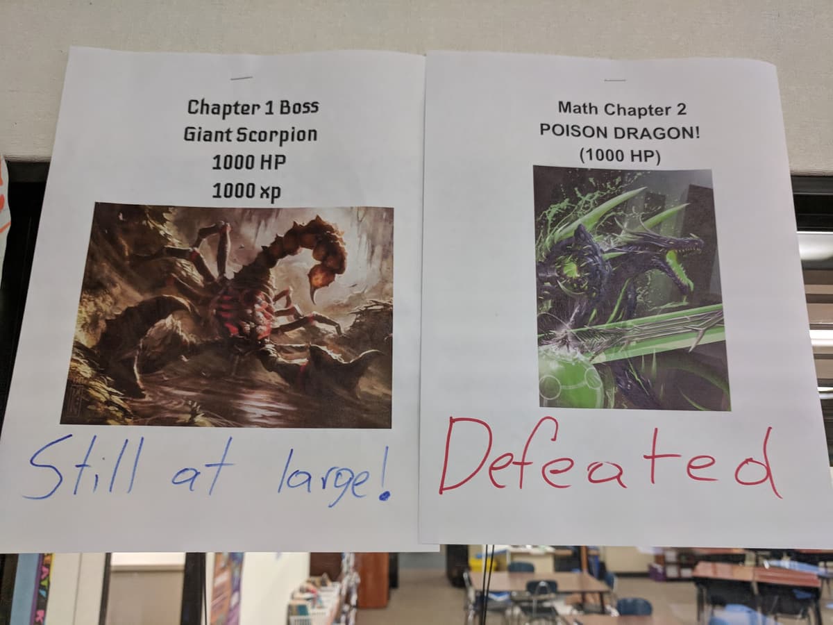 Körözési plakátok a matematika fejezet főnökeiről az osztályteremben